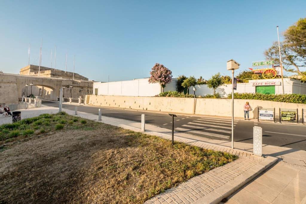 Vittoriosa' Seafront 2 Bed Highly Furnished Apartment Exteriör bild